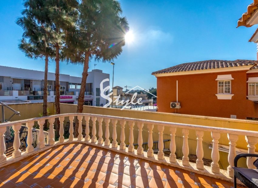 Buy independent chalet with pool and garden in Villamartin close to golf course. ID 6302