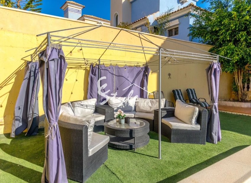 Buy independent chalet with pool and garden in Villamartin close to golf course. ID 6302