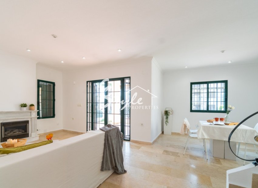 Buy independent chalet with pool and garden in Villamartin close to golf course. ID ST-6345