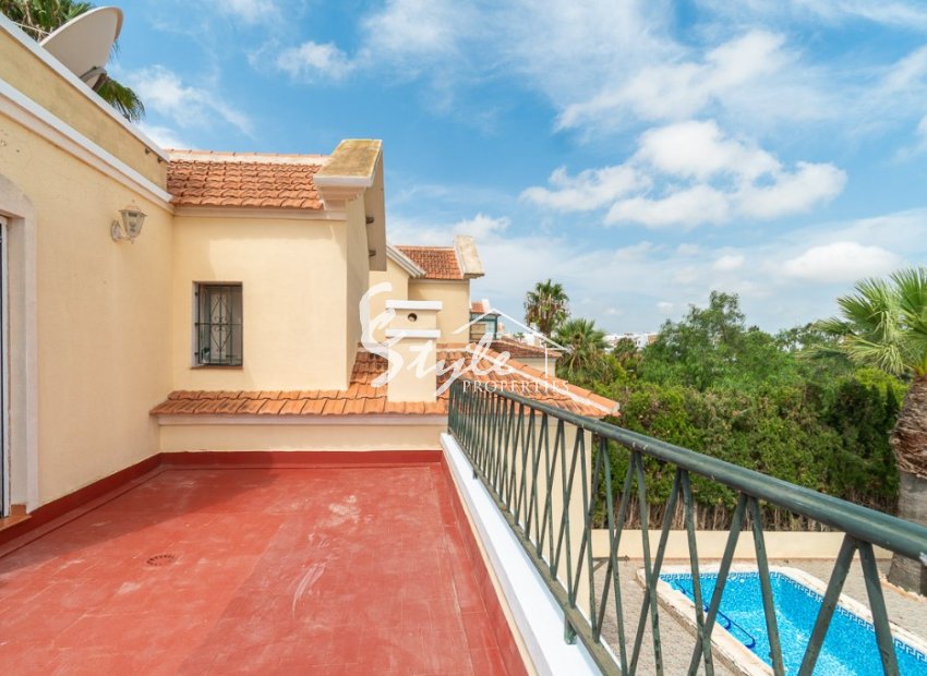 Buy independent chalet with pool and garden in Villamartin close to golf course. ID ST-6345