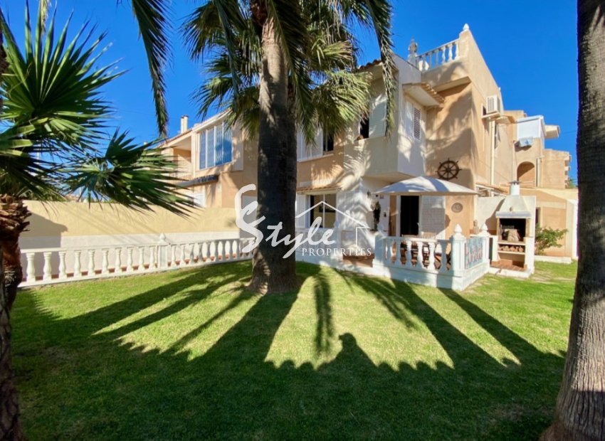 Buy townhouse with garden and pool in Torrevieja, 200 m to the beach. ID 6141