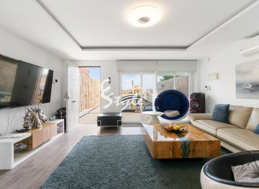 Buy townhouse with garden and pool in Torrevieja. ID 6250