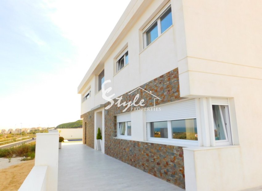 Buy villa in Costa Blanca beach, and with sea views in Guardamar del Segura, Costa Blanca. ID: 4114