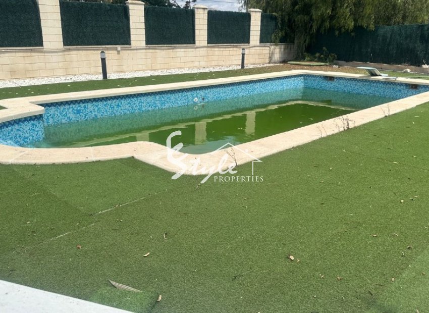 Buy villa with pool and private garden for sale in Callosa del Segura, Orihuela Costa. ID 6048