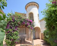 Chalet semi-adosado de 3 dormitorios en venta cerca del campo de golf en Las Filipinas, Villamartin