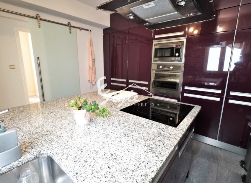 Comprar Apartamento Ático con vistas al mar en Torrevieja a 20m de la Playa de los Naufragos. ID 6173