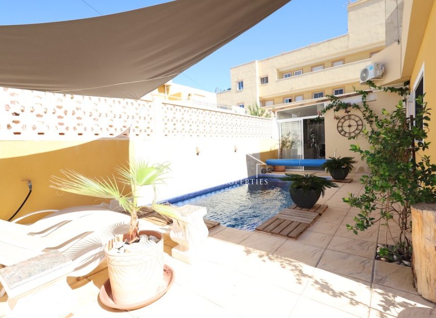 Comprar Chalet con piscina en Cabo Roig, Orihuela Costa cerca del mar. ID 6268