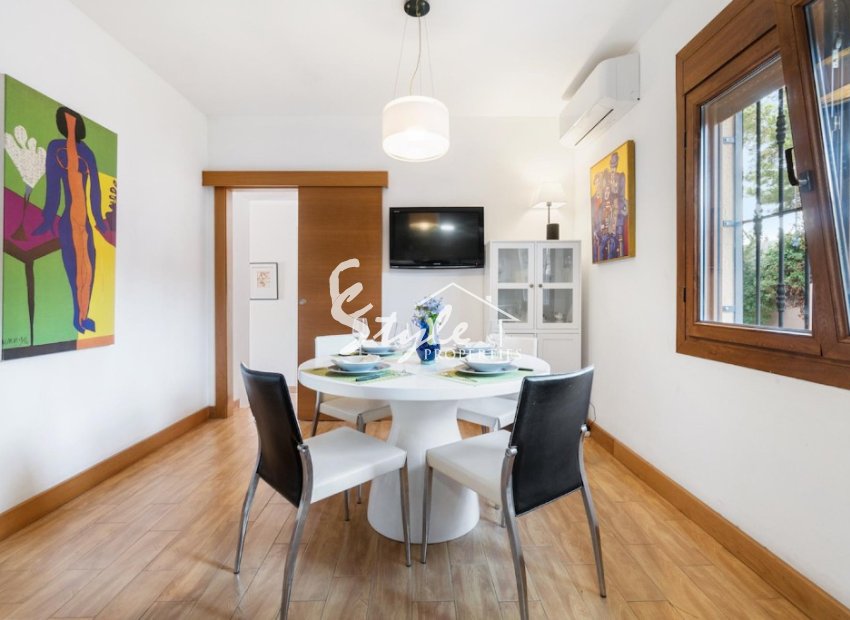 Comprar chalet independiente con bonitas zonas ajardinadas y piscina en Los Balcones, Torrevieja. ID 4254