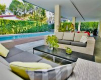 Comprar chalet independiente con bonitas zonas ajardinadas y piscina en Los Balcones, Torrevieja. ID 4947