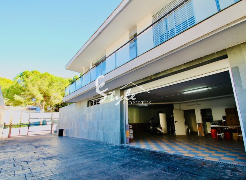 Comprar chalet independiente con bonitas zonas ajardinadas y piscina en Los Balcones, Torrevieja. ID 4947