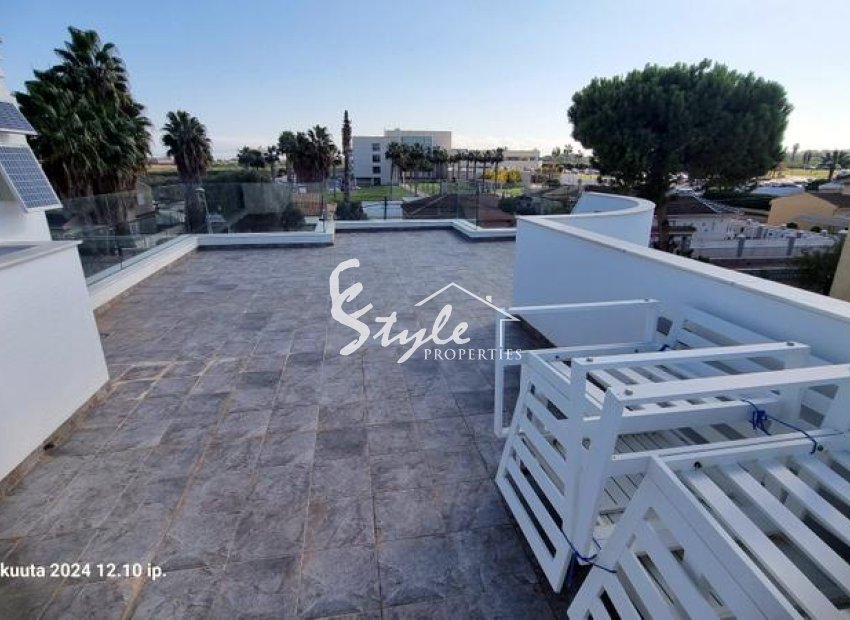 Comprar chalet independiente con bonitas zonas ajardinadas y piscina en Los Balcones, Torrevieja. ID 6312