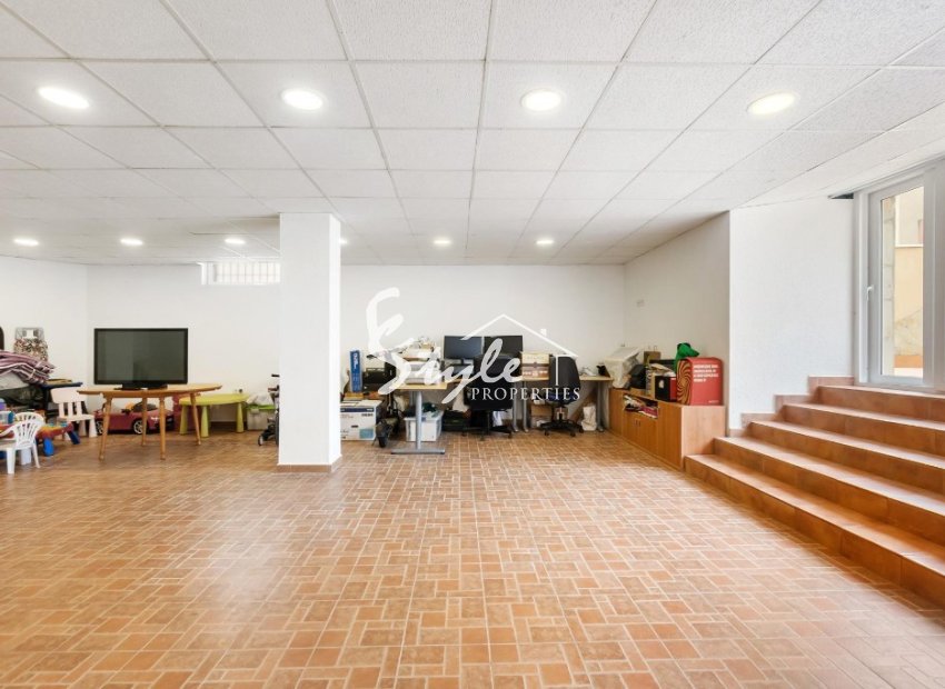 Comprar chalet independiente con piscinas y zonas ajardinadas en Villamartín cerca de campos de golf. ID 6153