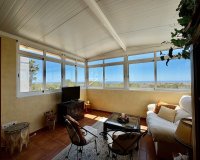 Comprar chalet independiente con piscinas y zonas ajardinadas en Villamartín cerca de campos de golf. ID 6339