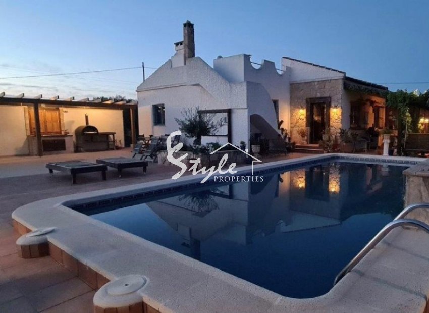 Comprar finca con una gran parcela en Los Montesinos, Costa Blanca. ID: 4165