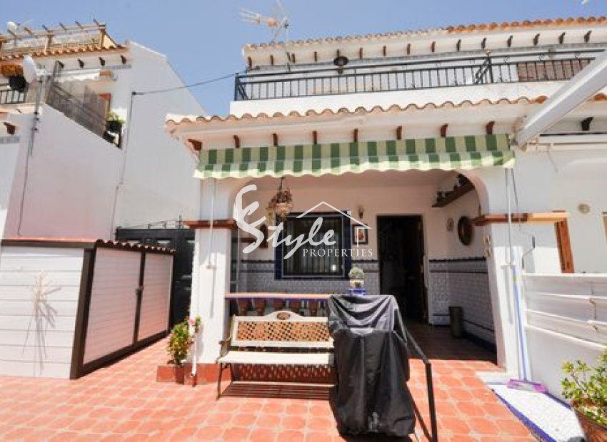 Comprar townhouse con piscina privada cerca del mar y playa en Torrevieja. ID 4509