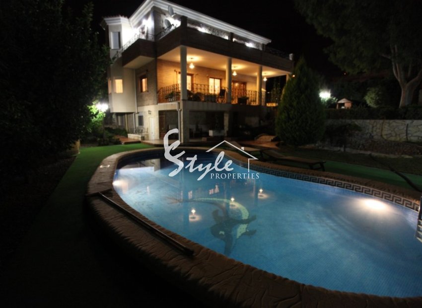 Comprar villa con parcela y piscina privada en Ciudad Quesada cerca del mar. ID 4316 