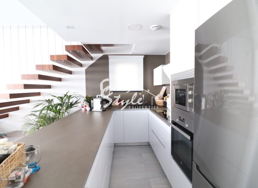 Comprar villa con piscina en Lomas de Cabo Roig, Orihuela Costa cerca del mar. ID 6130