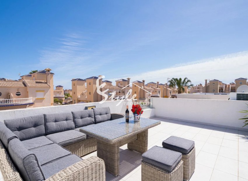 Comprar villa con piscina en Lomas de Cabo Roig, Orihuela Costa cerca del mar. ID 6307