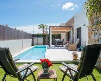 Comprar villa con piscina en Lomas de Cabo Roig, Orihuela Costa cerca del mar. ID 6307