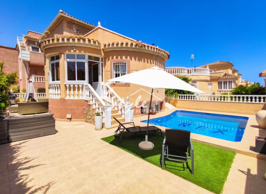 Comprar villa con piscina en Playa Flamenca, cerca del mar y las playas de Orihuela Costa. ID: 4564