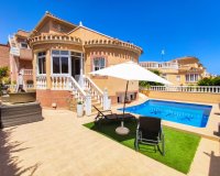 Comprar villa con piscina en Playa Flamenca, cerca del mar y las playas de Orihuela Costa. ID: 4564