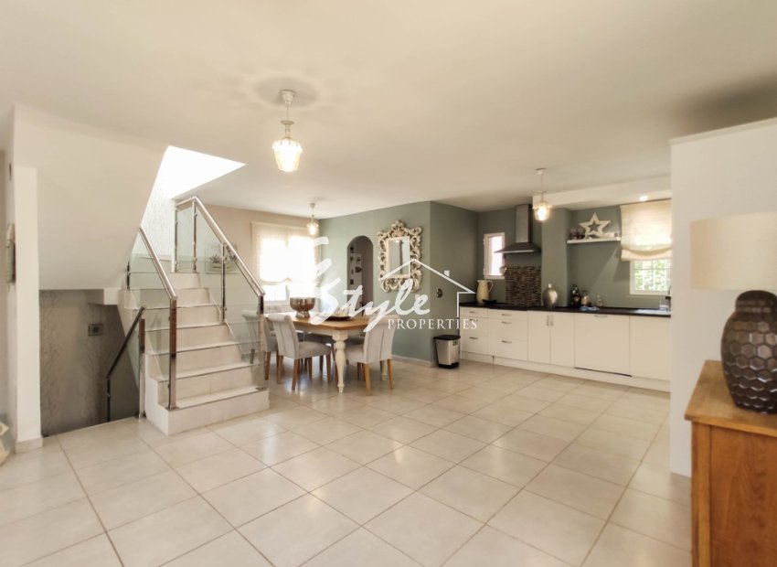 Comprar villa con piscina en Playa Flamenca, cerca del mar y las playas de Orihuela Costa. ID: 4564