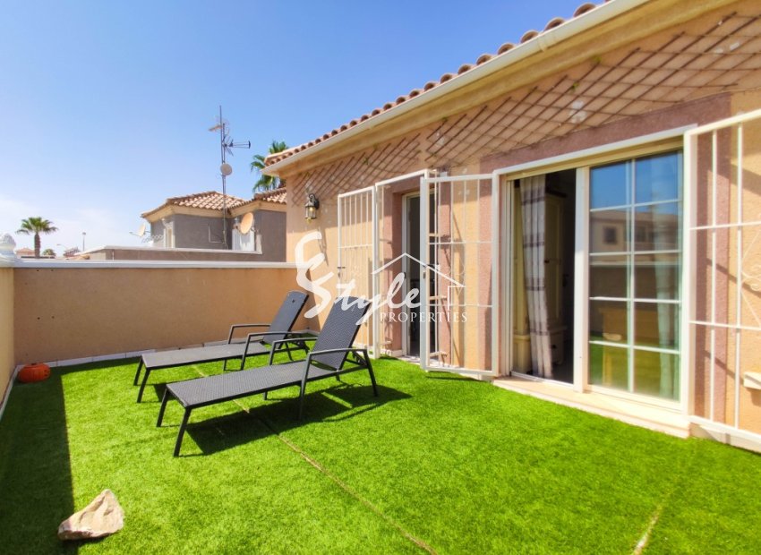 Comprar villa con piscina en Playa Flamenca, cerca del mar y las playas de Orihuela Costa. ID: 4564