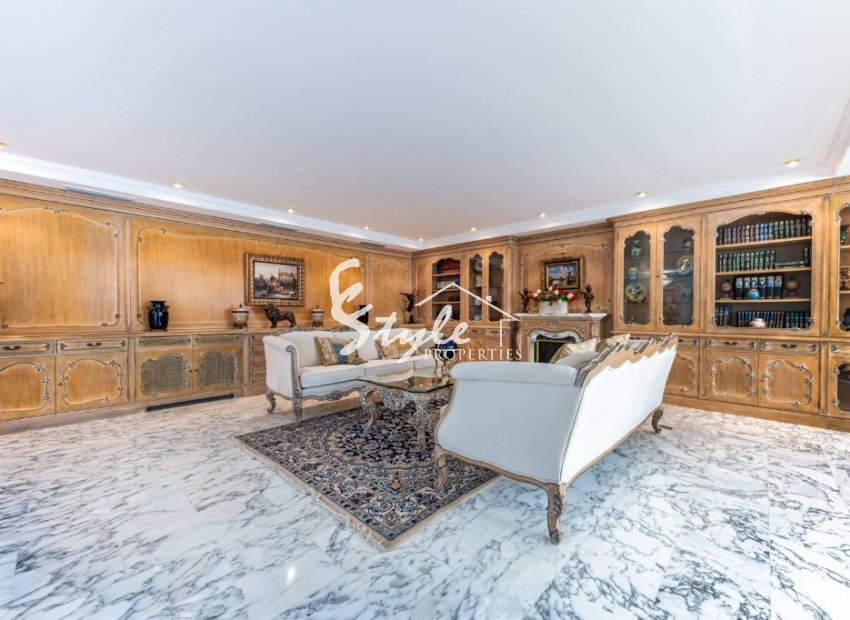 Comprar villa de lujo con bonitas zonas ajardinadas y piscina en San Juan Playa, Alicante. ID 6316