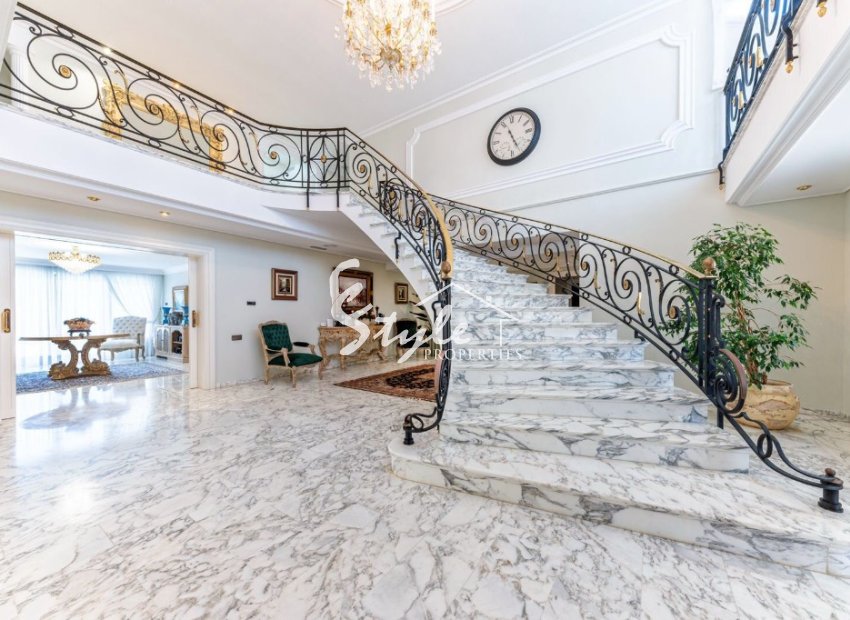 Comprar villa de lujo con bonitas zonas ajardinadas y piscina en San Juan Playa, Alicante. ID 6316