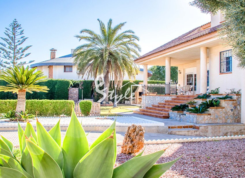 Comprar villa en Mil Palmeras al lado del mar. ID 4449