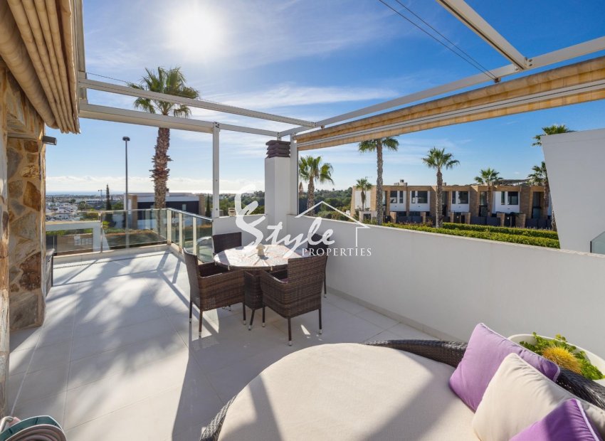 Dúplex moderno de 3 habitaciones en venta en Villamartín – Orihuela Costa. ID2782