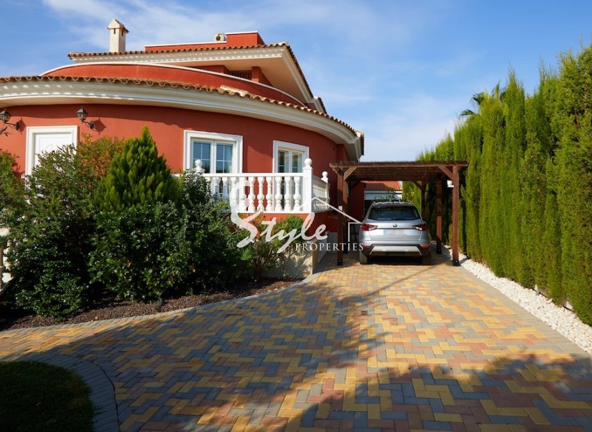 Elegant 5-bedroom villa for sale in Ciudad Quesada, Costa Blanca, Spain. ID2337