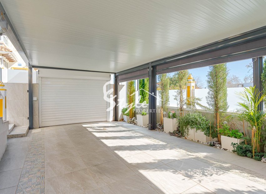 Elegante casa adosada con vistas al mar en venta en La Campana, Punta Prima, Costa Blanca. ID2860