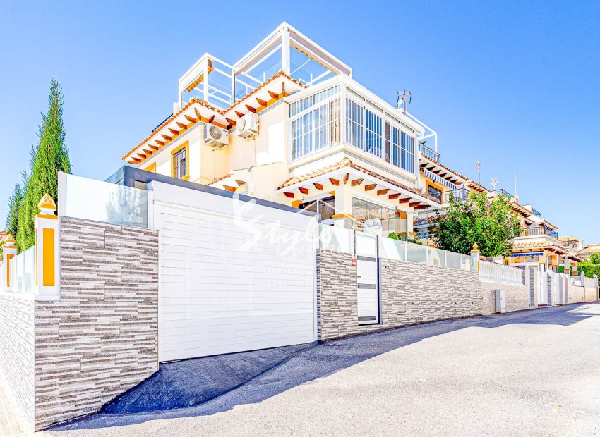 Elegante casa adosada con vistas al mar en venta en La Campana, Punta Prima, Costa Blanca. ID2860