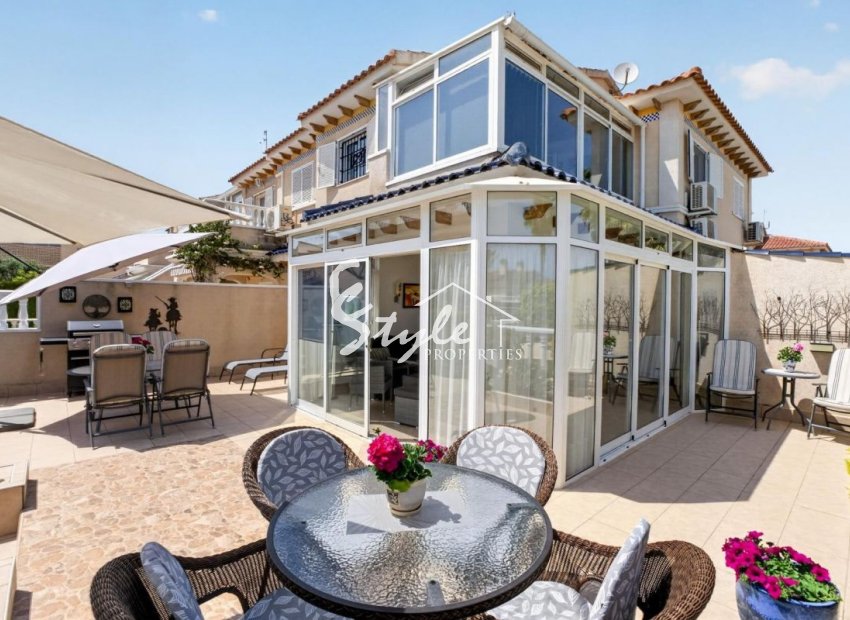 En venta adosado con jardín grande en urbanización cerrada Zeniamar, Playa Flamenca, Orihuela Costa. ID3659