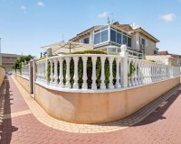 En venta adosado con jardín grande en urbanización cerrada Zeniamar, Playa Flamenca, Orihuela Costa. ID3659