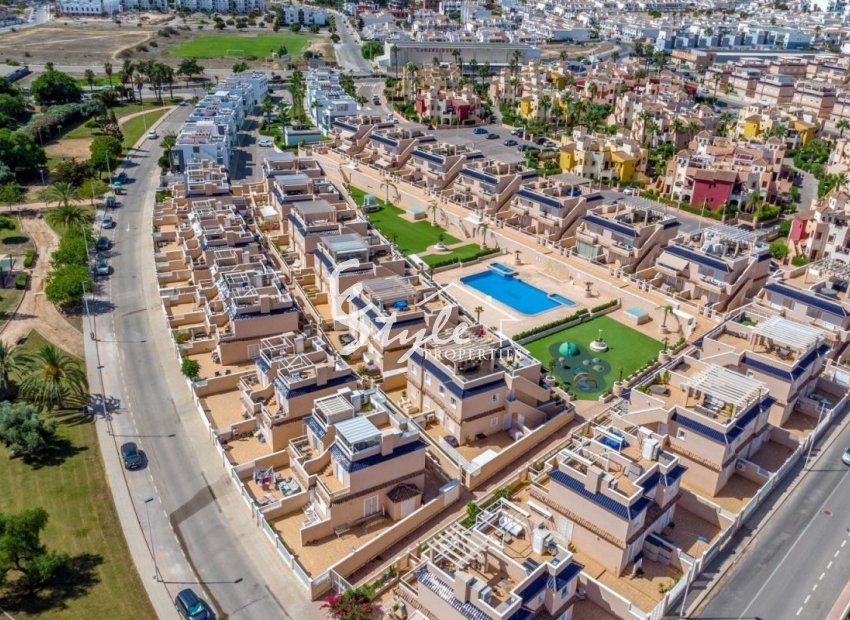 En venta adosado de 3 dormitorios en Vista Azul XXII, Punta Prima, Costa Blanca. ID2218