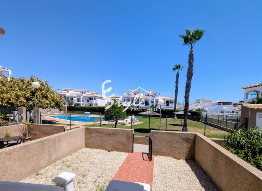 En venta apartamento en planta baja con vistas a la piscina y amplias terrazas en La Ciñuelica R11. 2312