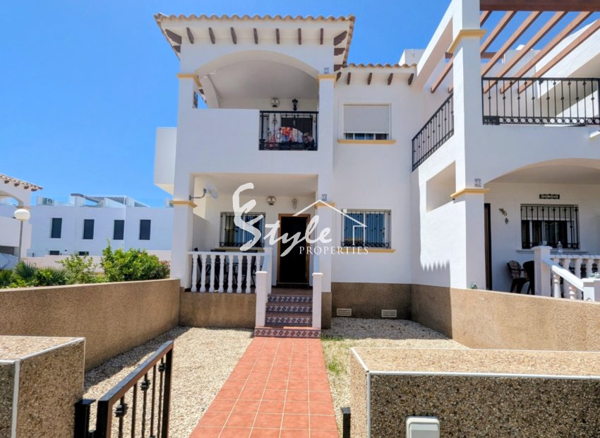 En venta apartamento en planta baja con vistas a la piscina y amplias terrazas en La Ciñuelica R11. 2312