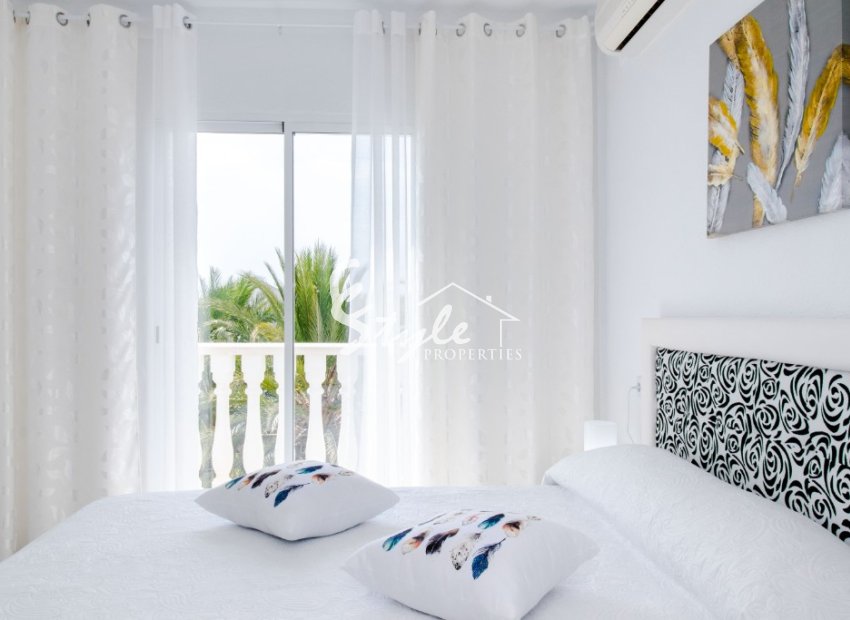 En venta apartamento moderno reformado con vistas al mar en Calas Blancas de Torrevieja