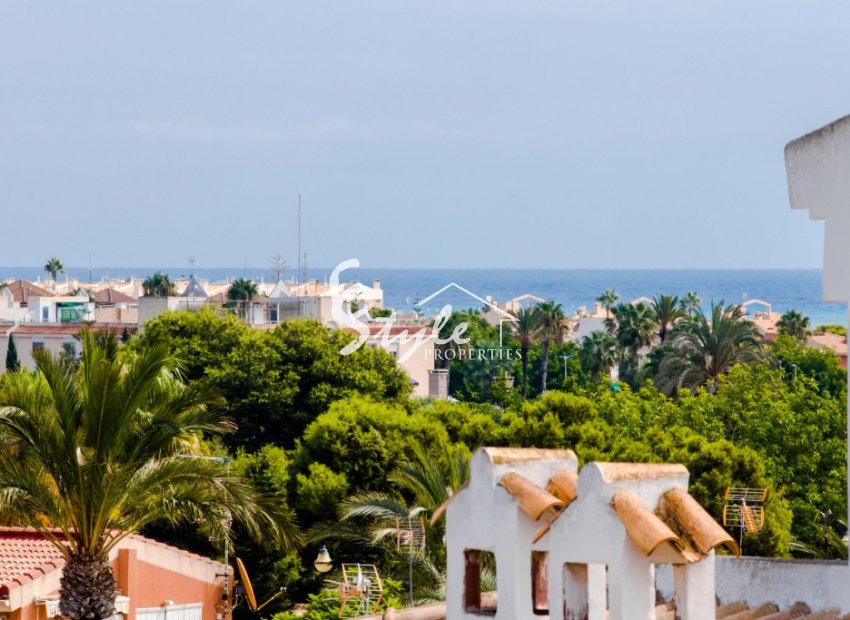 En venta apartamento moderno reformado con vistas al mar en Calas Blancas de Torrevieja