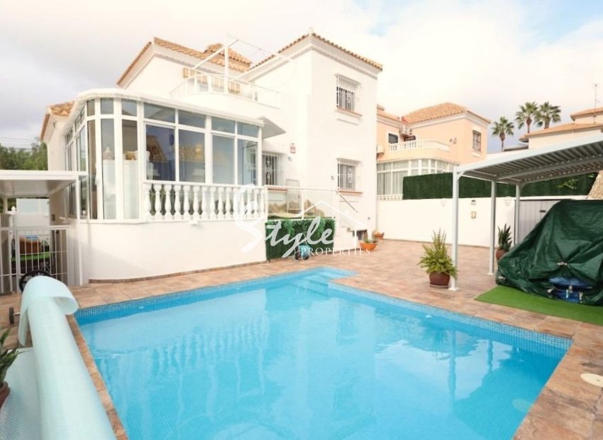 En venta casa de 4 dormitorios y piscina privada en Villamartin, Costa Blanca, España. ID2331