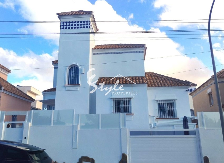 En venta casa de 4 dormitorios y piscina privada en Villamartin, Costa Blanca, España. ID2331