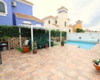 En venta casa de 4 dormitorios y piscina privada en Villamartin, Costa Blanca, España. ID2331