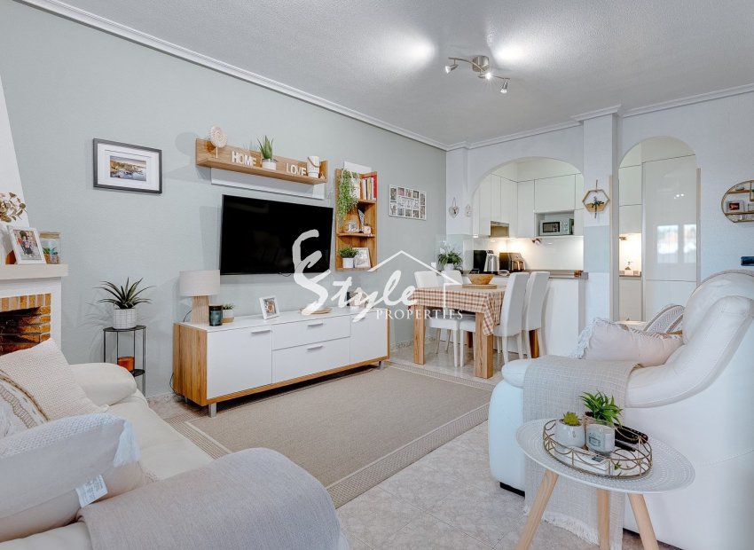 Encantador adosado reformado en venta con vistas al mar en Playa Flamenca, Costa Blanca, España. ID2750