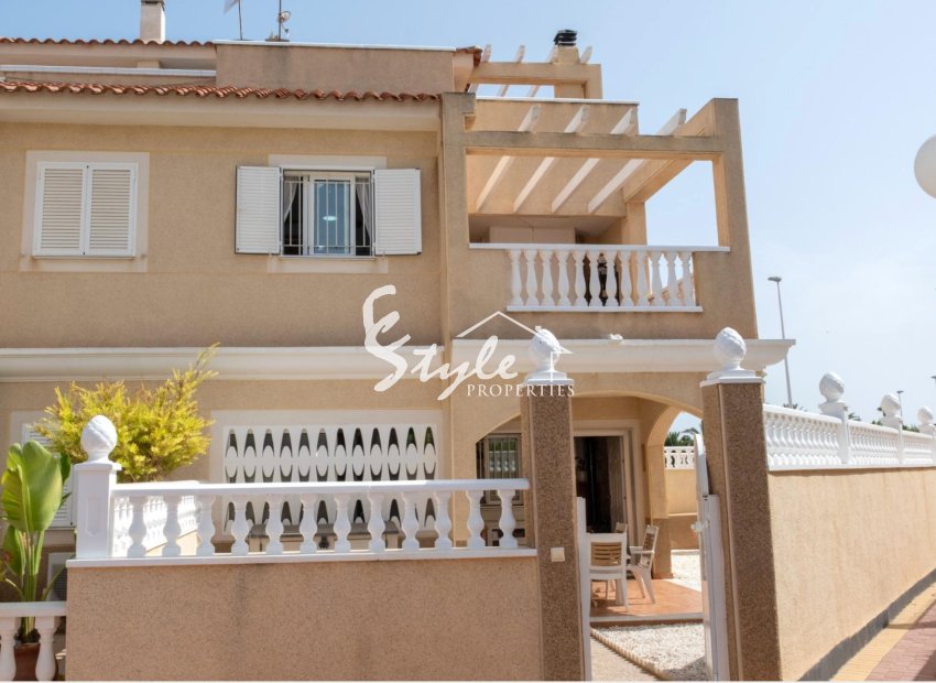 Exclusiva casa pareada en Zeniamar – Orihuela Costa con jardín, solárium y piscina comunitaria. ID1467