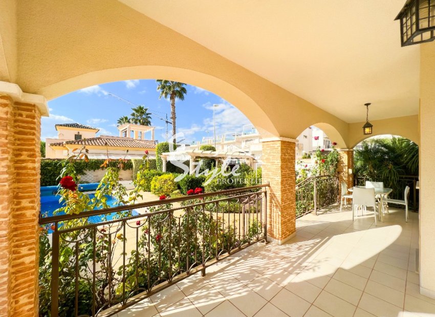 For sale a detached villa with a swimming pool in Doña Pepa, Cuidad Quesada, Costa Blanca, Spain. ID1356