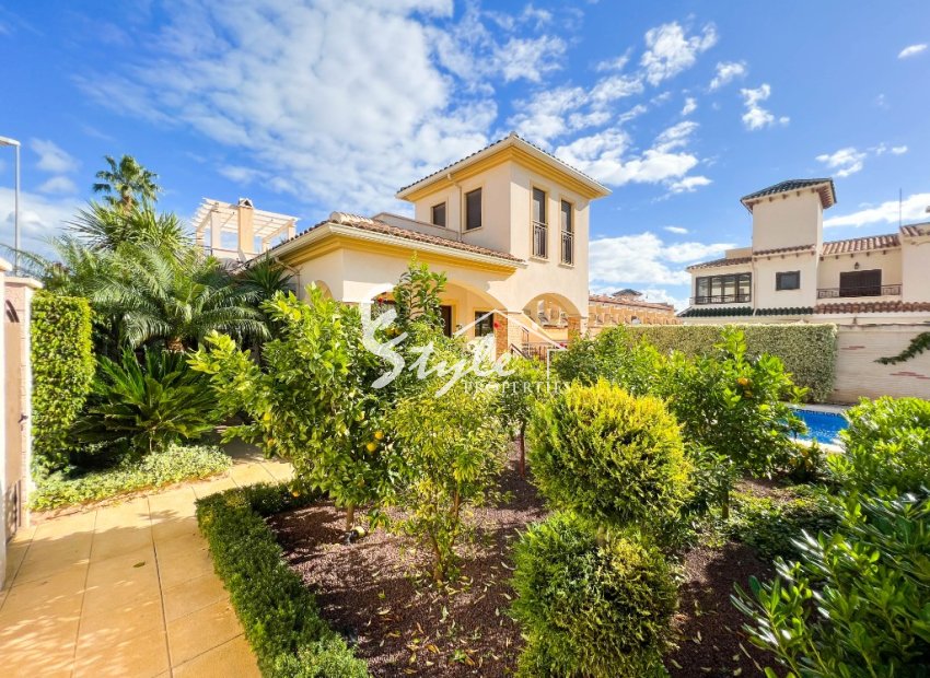 For sale a detached villa with a swimming pool in Doña Pepa, Cuidad Quesada, Costa Blanca, Spain. ID1356