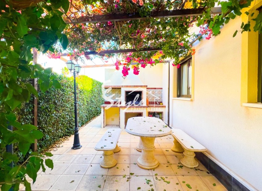 For sale a detached villa with a swimming pool in Doña Pepa, Cuidad Quesada, Costa Blanca, Spain. ID1356