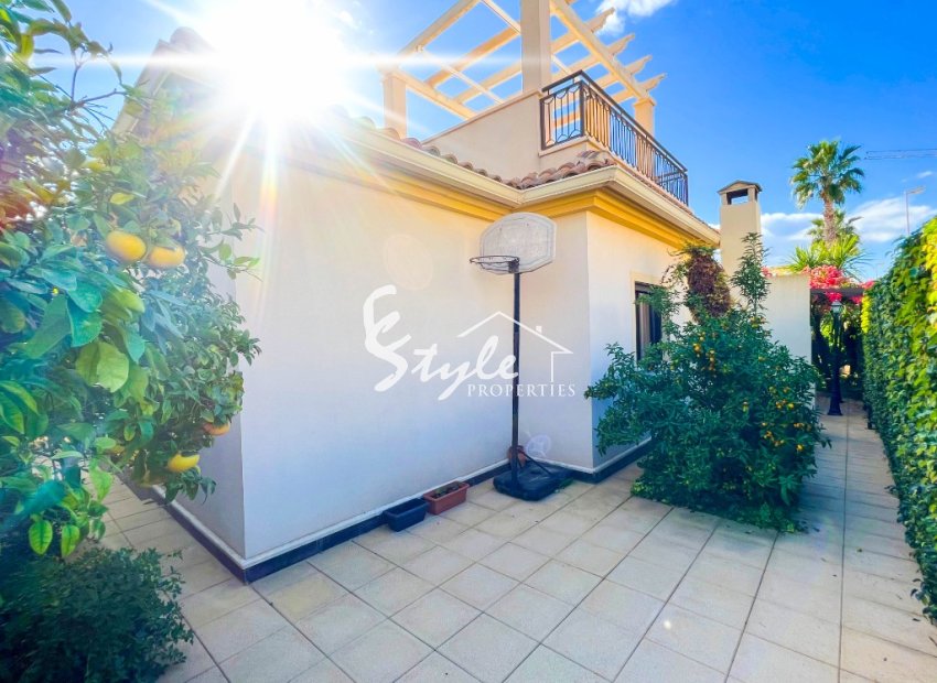 For sale a detached villa with a swimming pool in Doña Pepa, Cuidad Quesada, Costa Blanca, Spain. ID1356